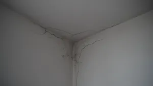 Pęknięcia na łączeniu sufitu i ściany