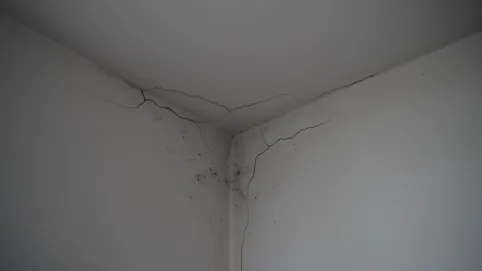 Pęknięcia na łączeniu sufitu i ściany
